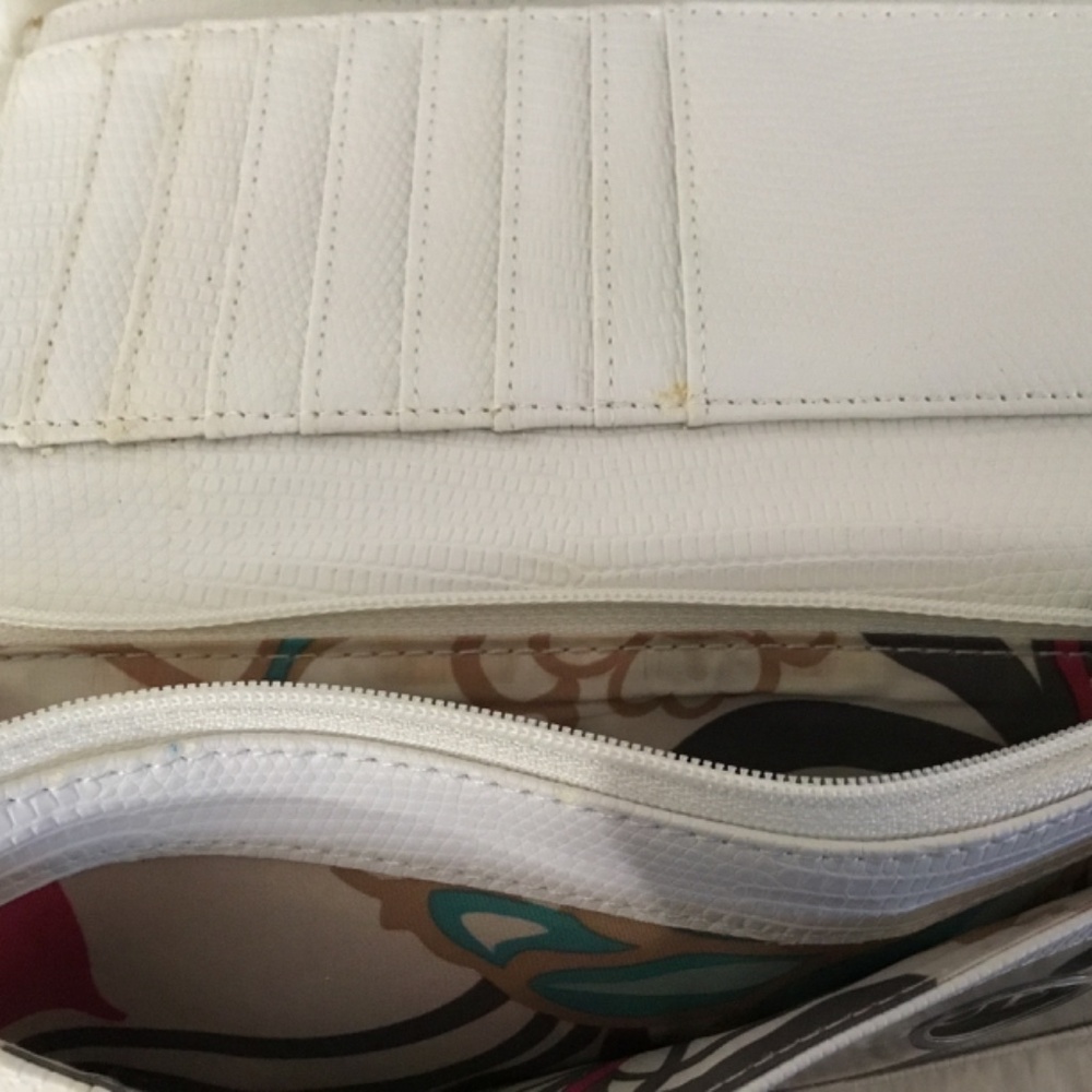Guess White Wallet - Picture 6 of 8